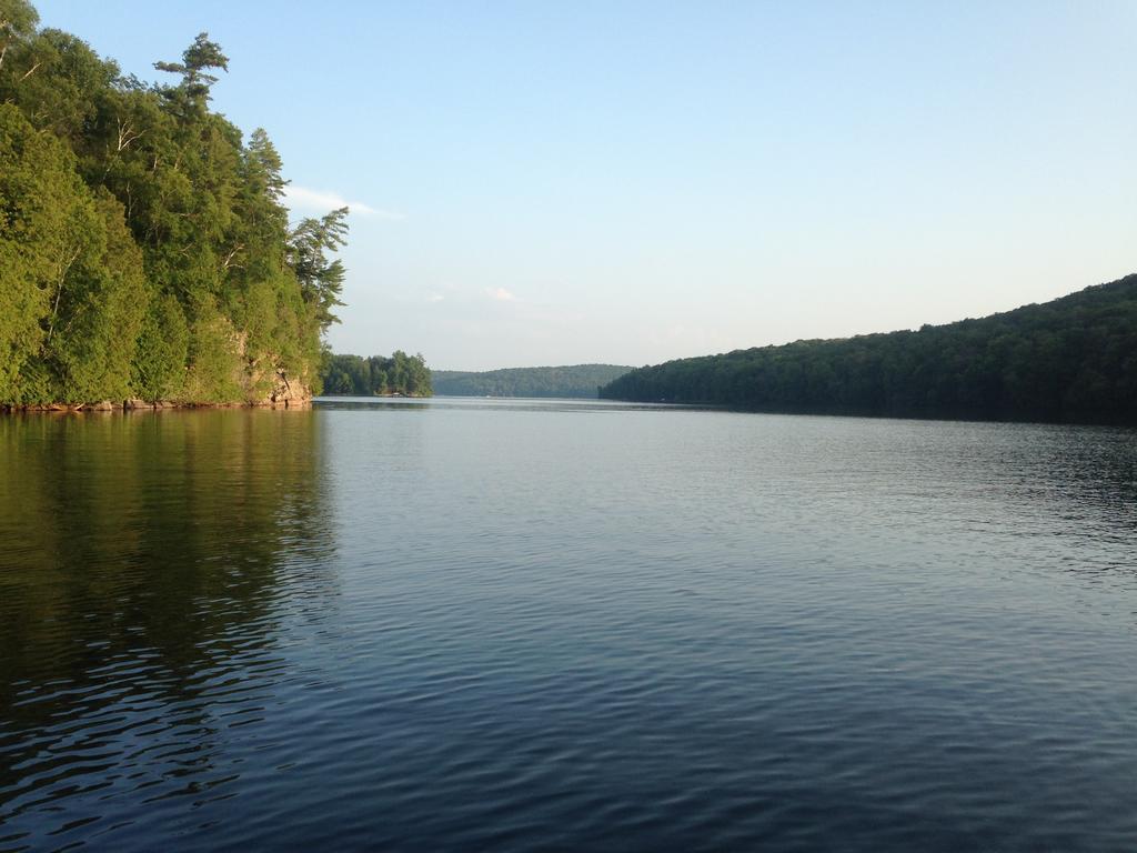 Little Hawk Resort & Marina Algonquin Highlands Экстерьер фото