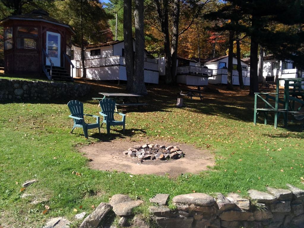 Little Hawk Resort & Marina Algonquin Highlands Экстерьер фото